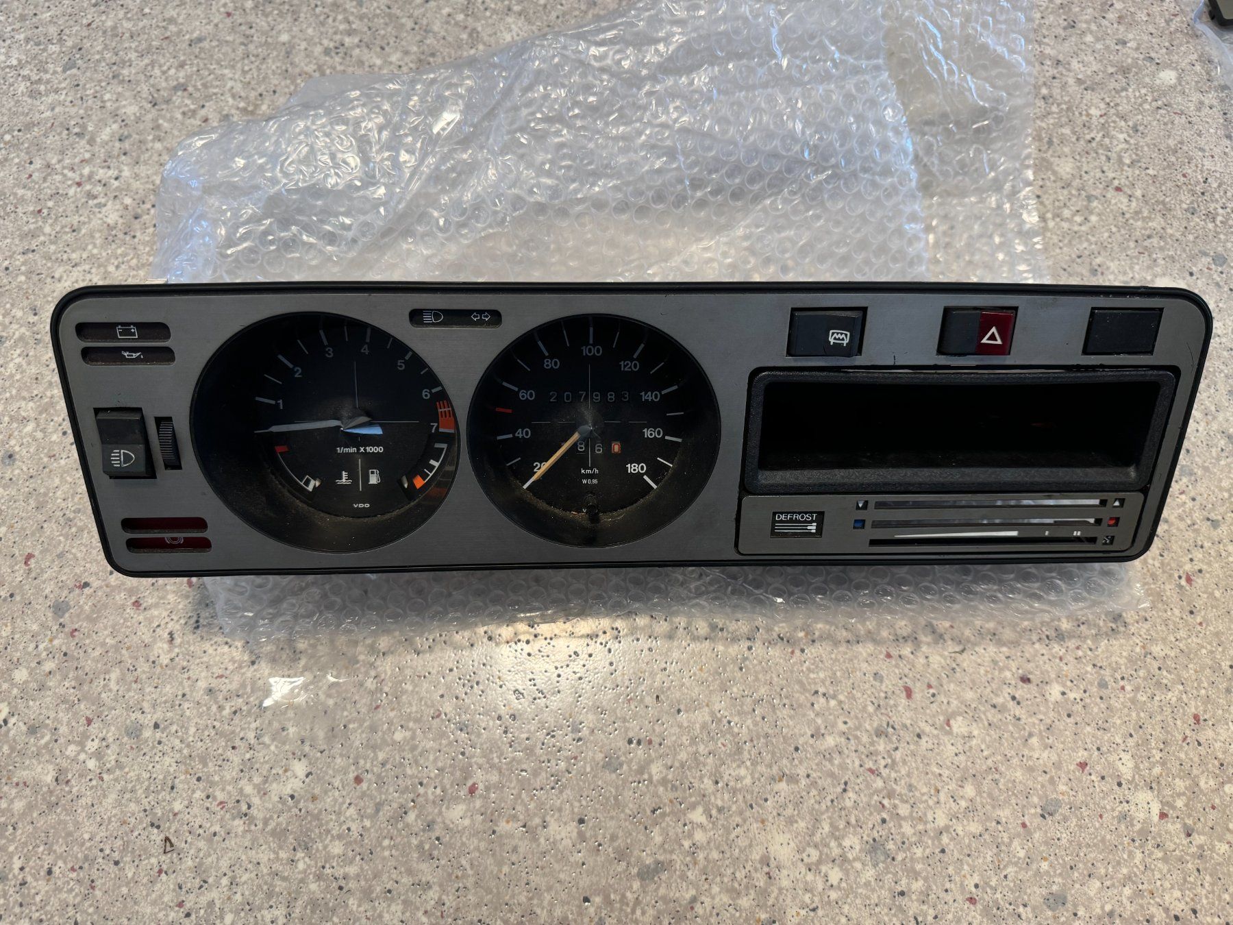 Volkswagen Alle Autoersatzteile: Kombiinstrument Urgolf Golf1 Typ17 original Tittentacho – Gebraucht aus Bannwil von 323i0_1