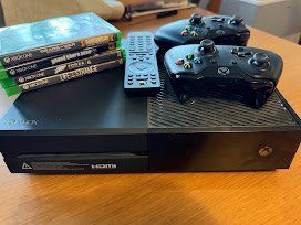 Microsoft Konsolen: XBox One with 2 controllers, remote, 4 games – Gebraucht aus Zürich von evolvedlight 2
