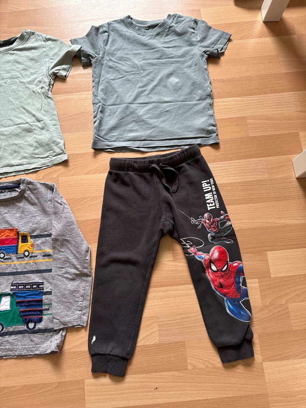 Lotti & Set di vestiti: Kleiderpaket Grösse 3-8 Jahre – Usato da Horgen venduto da linuxrp 4