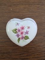 Herzförmige Porzellan-Dose mit Blumenmotiv