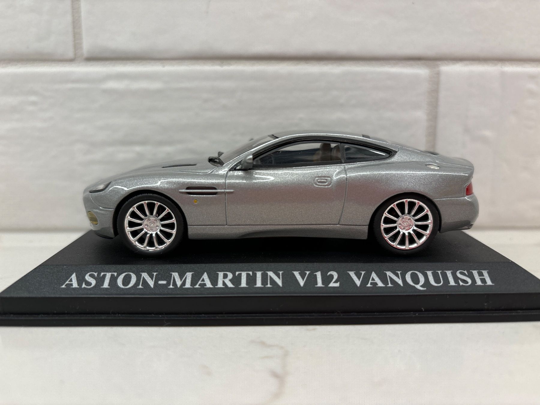 IXO Modellautos: Ixo Aston Martin v12 Vanquish 1/43 – Gebraucht aus Gollion von Hampton