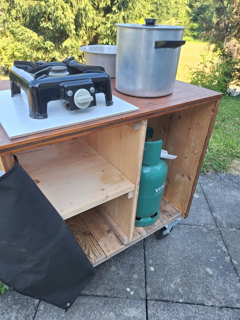 Griglie: Outdoor-Küche Eigenbau aus Holz – Usato da Vordemwald venduto da Denny 1