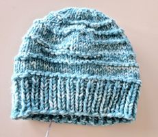 MÜTZE STRICKWARE WOLLE TÜRKIS WEISS ONE SIZE UNIKAT HANDMADE