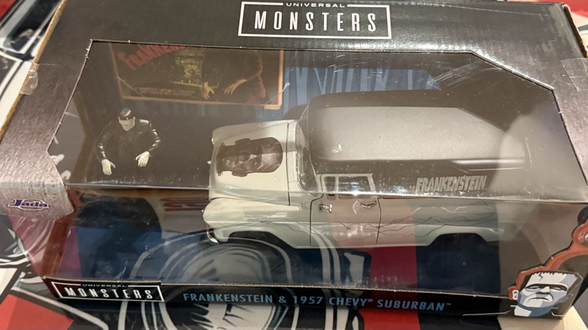Jada Toys Modellini d'auto: Universal Monsters Frankenstein & 1957 Chevy Suburban – Nuovo e nell'imballaggio originale da Basel venduto da Zomeg 3