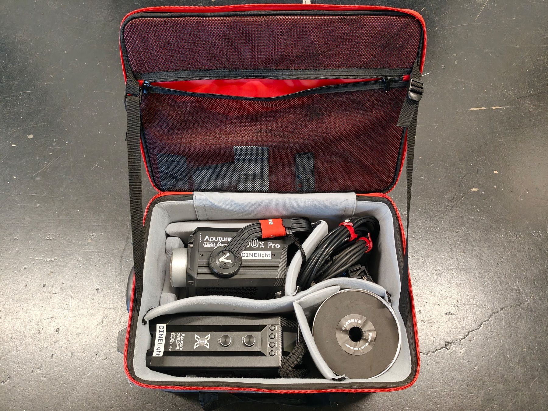 Aputure Lampes: Aputure LS 600x Pro LED V-Mount Kit mit Case – D'occasion à Schlieren par CINElight 2