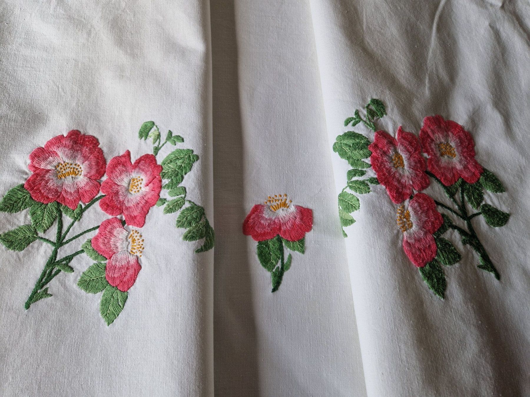 Altra biancheria da tavola: Tischdecke Handarbeit, Wildrose, 123x140cm – Usato da Bern venduto da Antikbatik