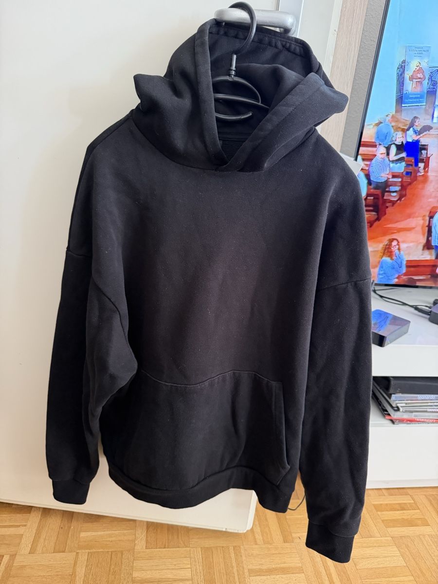 Pullover & Sweatshirts: Kapuzenpullover schwarz – Gebraucht aus Zuchwil von Tripeiro_1893