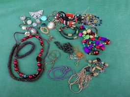 Modeschmuck Konvolut Ketten Armbänder Broschen gebraucht