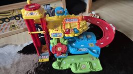 Tut Tut Flitzer Parkgarage mit Bahnhof und Zubehör 