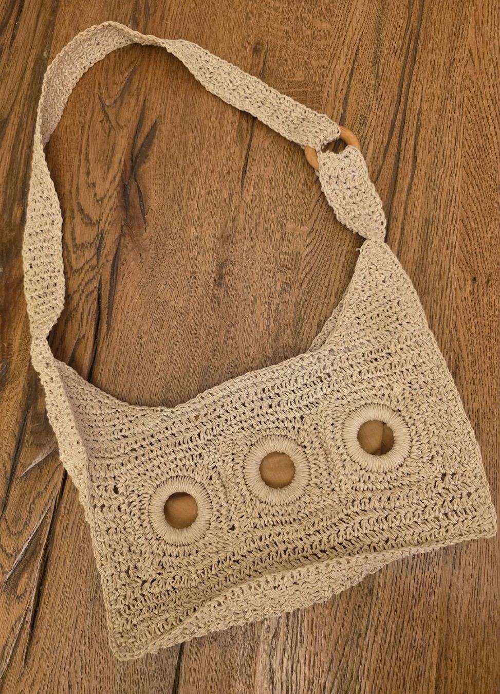 Taschen für Damen: Wunderschöne Tasche gehäkelt beige mit Holzdekor – Gebraucht aus Basel von sci_67ms