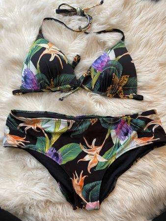 Sommerlicher Bikini mit Blumenmuster, Grösse S/M