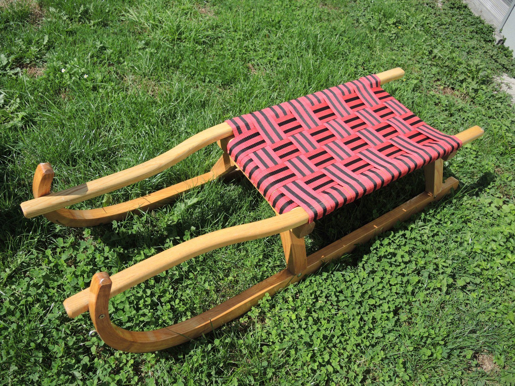 Luge: Holz Schlitten mit Sitzgeflecht rot/schwarz – D'occasion à St. Gallen par nonnobene