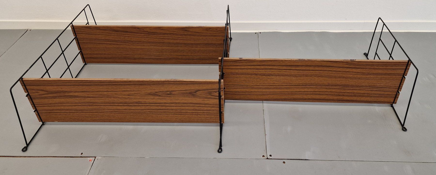 Scaffali: MCM Vintage Design, 2x Stringregal, Metall, HDF, 1960er – Usato da St. Gallen venduto da chambredirecte 3
