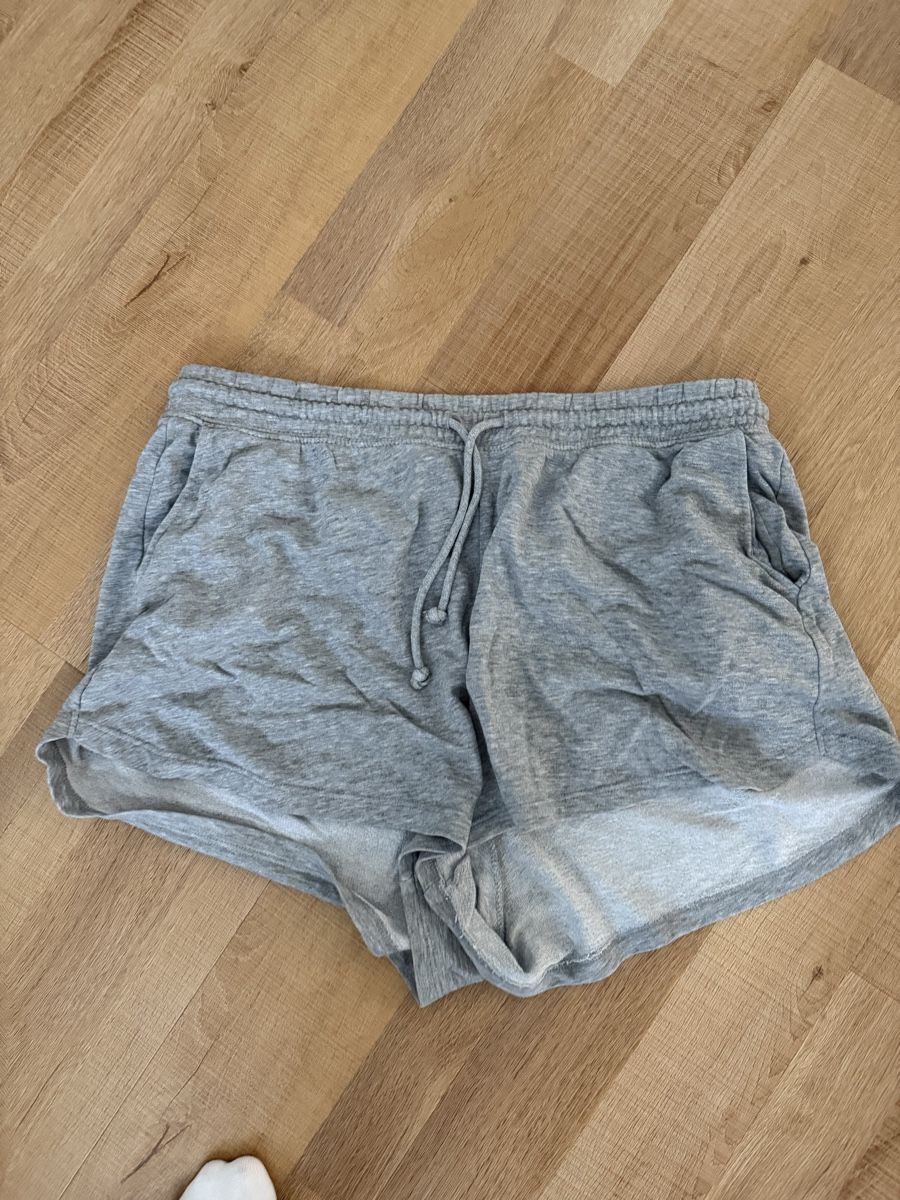 H&M Pantaloni: H&M Divided Basic Shorts, Grau, Gr. L, Top Zustand! – Usato da Zürich venduto da gryffindor_aurorin