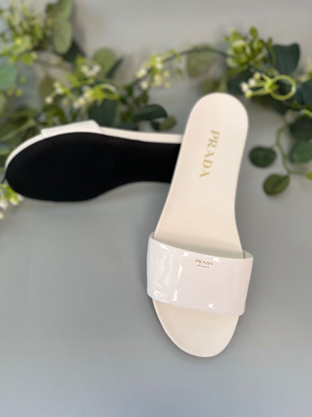 Prada Scarpe da donna: Prada Lackleder Slides Weiss Gr. 38 Neu mit Box – Nuovo (secondo la descrizione) da Lausanne venduto da S_luxury