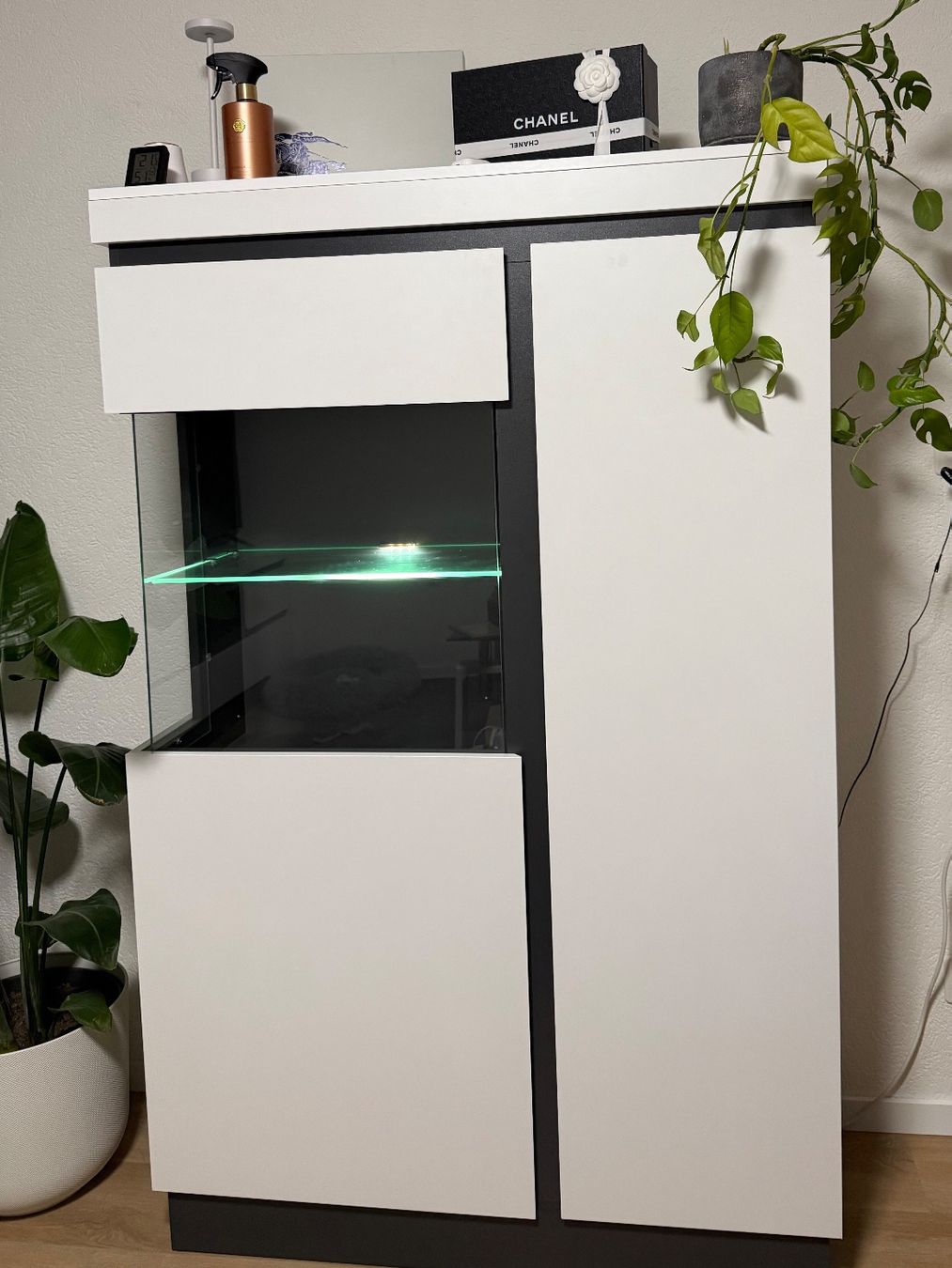 Vetrine: Vitrine weiss/anthrazit Glas LED Softclose NP 295€ – Usato da Thayngen venduto da Fxbienne