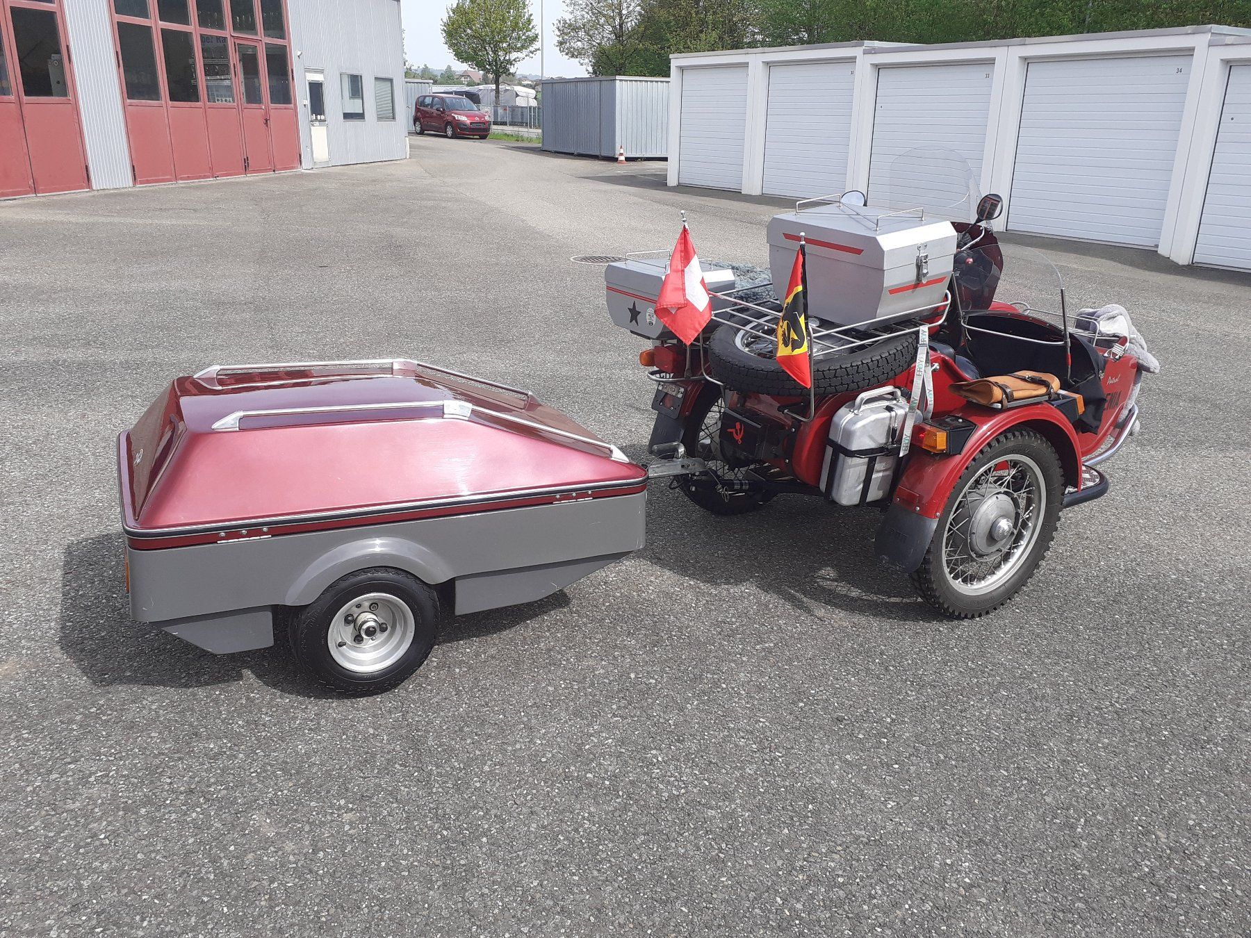Ural Sidecar: URAL M75 Motorradgespann mit Anhänger, rot – Usato da Prêles venduto da Podencogalgo 2