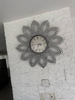  Grosse dekorative Wanduhr mit Kristall-/Strasssteinen