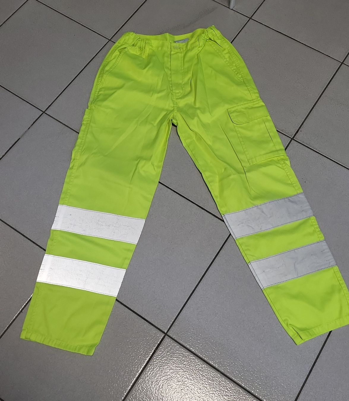 Pantaloni: Reflektierende Arbeitshose Neongelb Grösse S – Usato da Figino venduto da mayam63