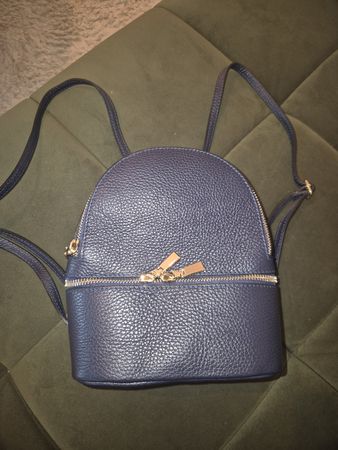 Rucksack Leder dunkelblau klein guter Zustand neuwertig.