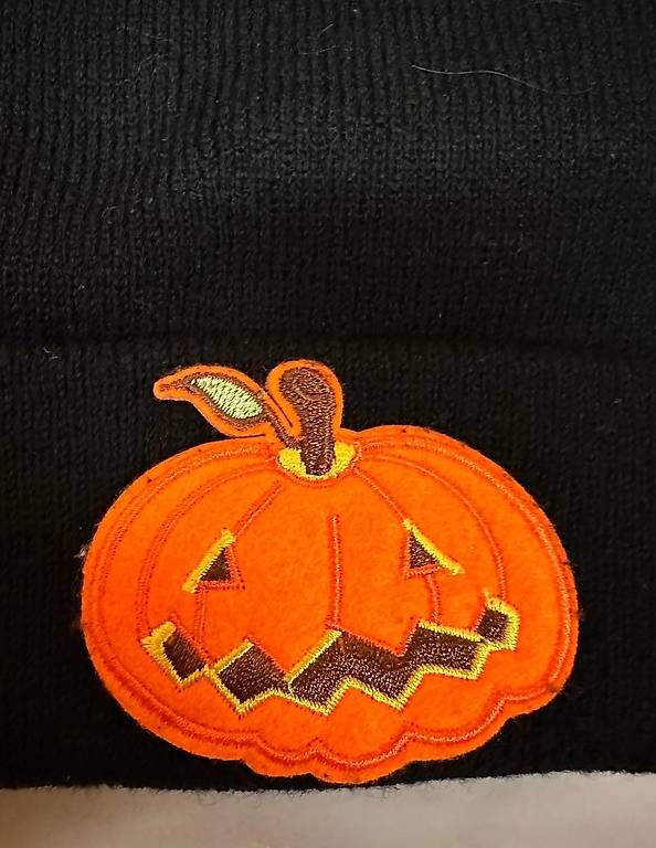 Copricapi, berretti & cappellini: Bonnet noir Halloween citrouille brodée – Usato da Genève venduto da dre_gk92 1
