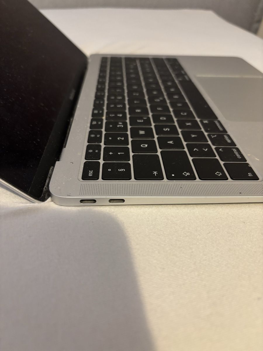 Apple Notebook:     MacBook Air 2020 Intel (A2179) – Usato da Chur venduto da zue_m8ck
