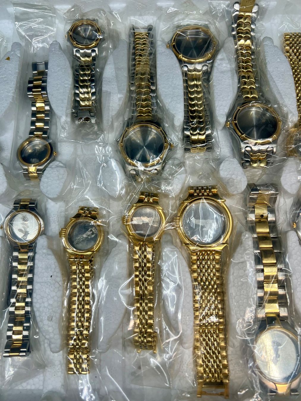 Givenchy Montres: Givenchy Lot de boîtier complet de différentes taille – Neuf (Voir description) à Sion par ROBY_ROBY_ROBY 2
