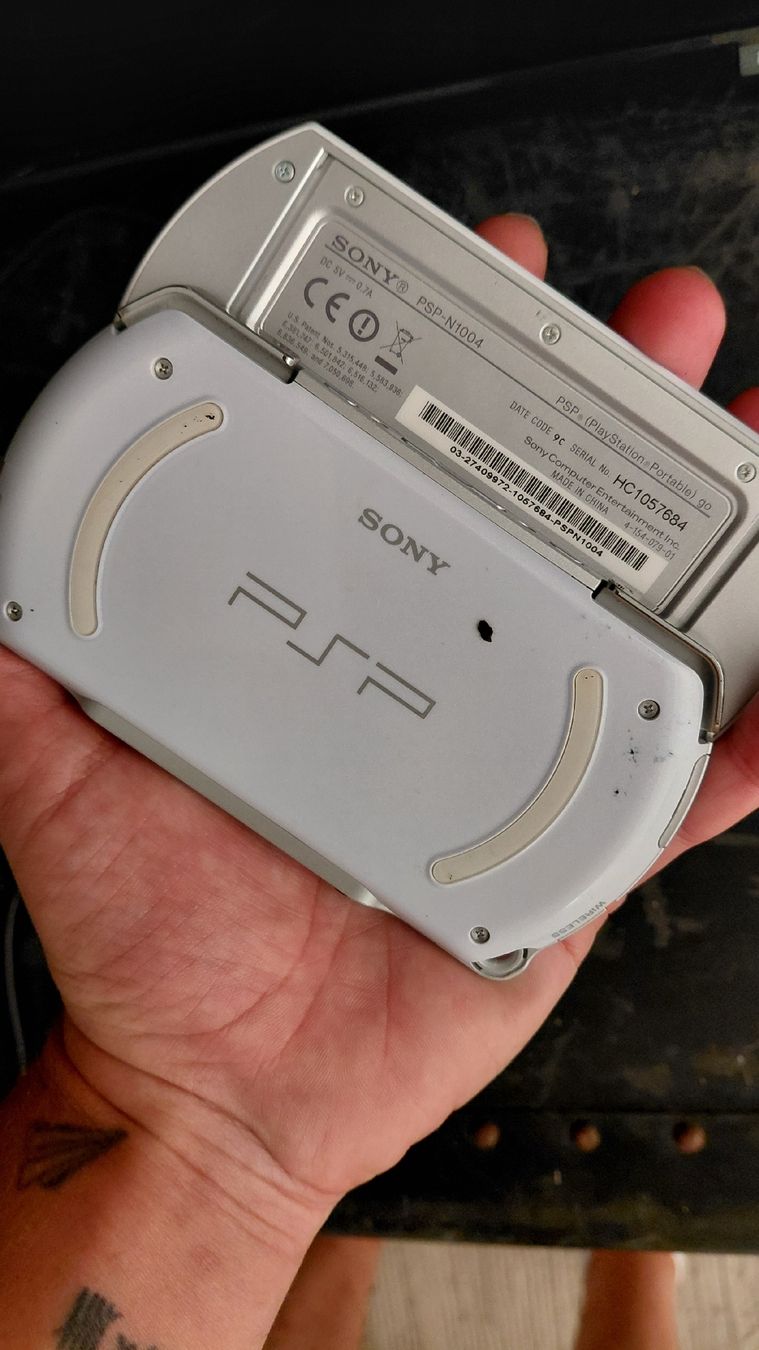 Sony Konsolen: psp go parfait état avec chargeur  – Gebraucht aus Pringy von mar_5tcq 1
