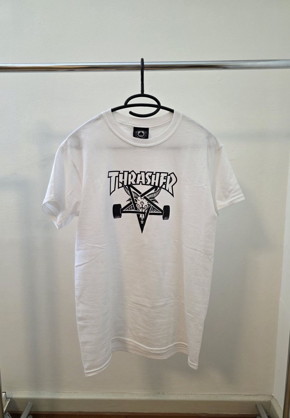 T-shirt: Weisses T-Shirt Thrasher – Nuovo (secondo la descrizione) da Rothenfluh venduto da sel_j856