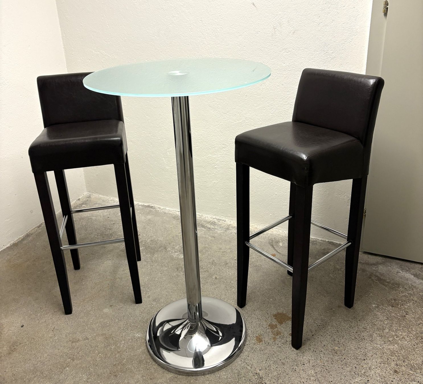 Set di tavolo e panche: Barhocker - 2 Stück - mit Hochtisch – Usato da Glattbrugg venduto da Ariel012