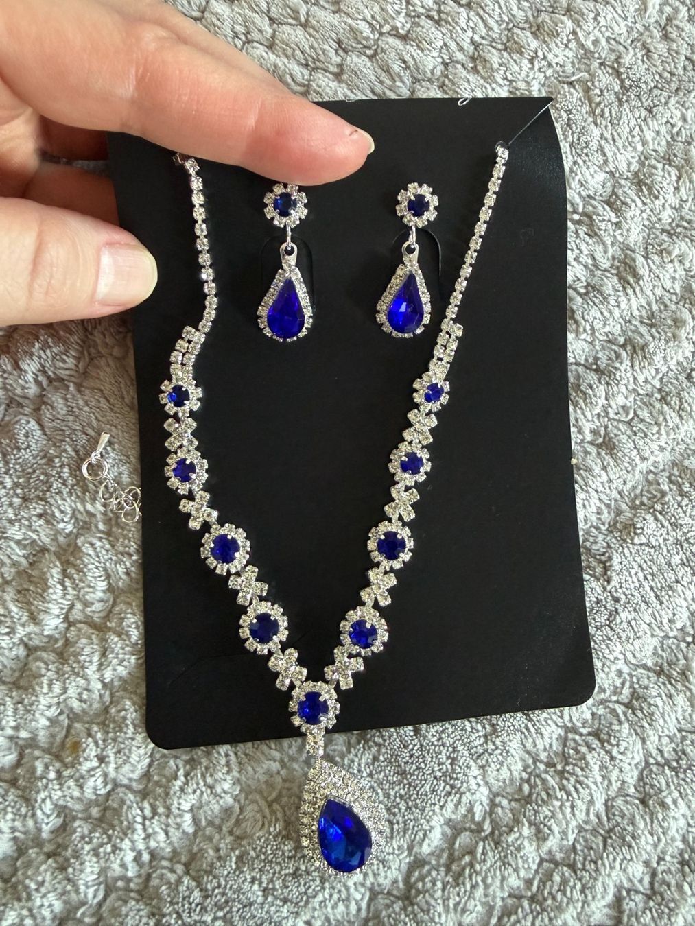 Altri gioielli: LOT Collier élégant avec pendentif bleu – Nuovo e nell'imballaggio originale da Genève venduto da AGBERG