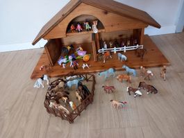 Holzstall mit Playmobil Pferde und Zubehör