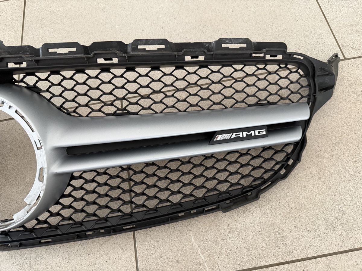 Mercedes-Benz Tutti pezzi di ricambio auto: C43 AMG Grill – Usato da St. Gallen venduto da wastmo 4