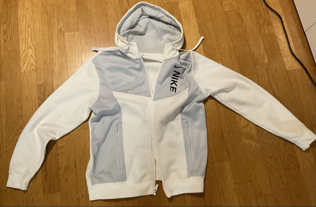 Nike Giacche: Nike Gr. M Zipperhoodie – Usato da Zürich venduto da Pagalo
