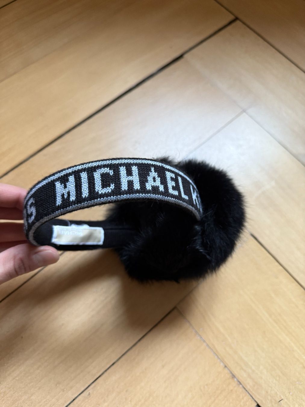 Michael Kors Copricapi, berretti & cappellini: MICHAEL KORS - Ohrenwärmer schwarz – Usato da Zürich venduto da Diazaio 2