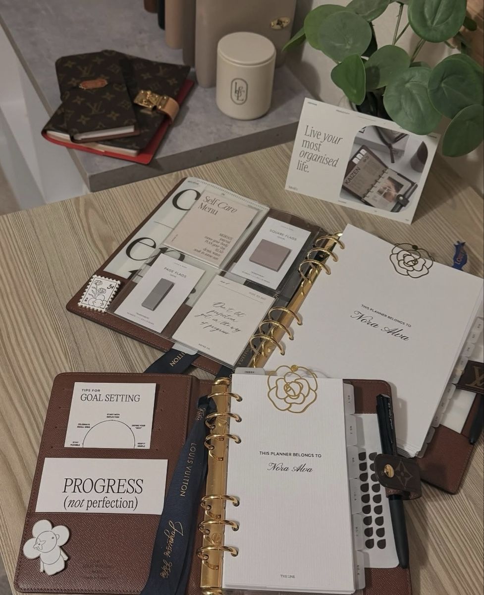 Altre raccolte & rarità: Camellia Planner Clip with Chanel dust-bag – Nuovo e nell'imballaggio originale da Chur venduto da Madeys 4