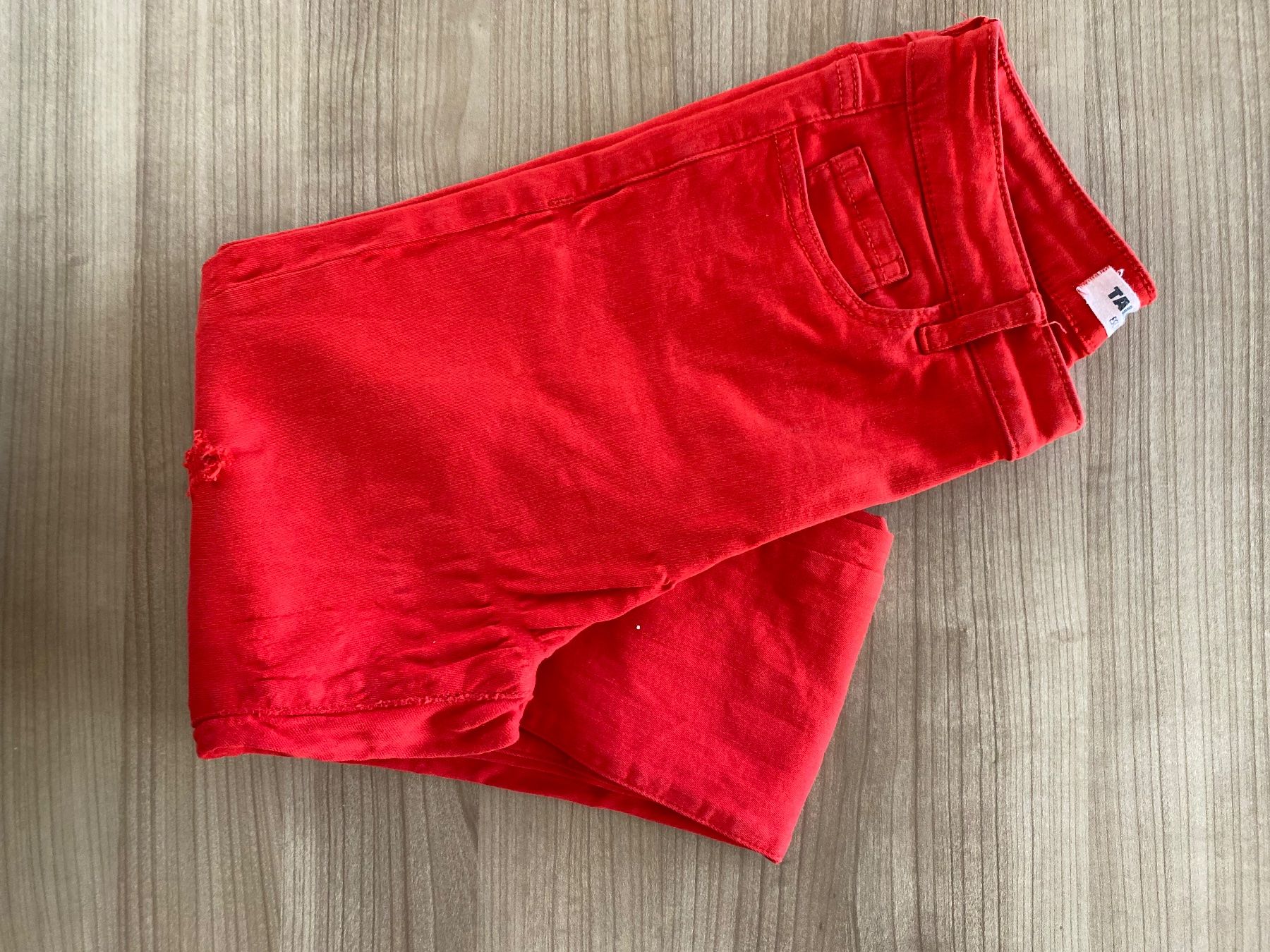Tally Weijl Pantaloni: Rote Tally Weijl Jeans mit Loechern, Groesse 36 – Usato da La Tour-de-Peilz venduto da leu_hnf6