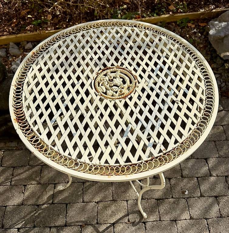 Set di tavolo e panche: Romantisches Vintage-Gartenmöbel-Set aus Metall – Usato da Wald ZH venduto da eliane0803 2