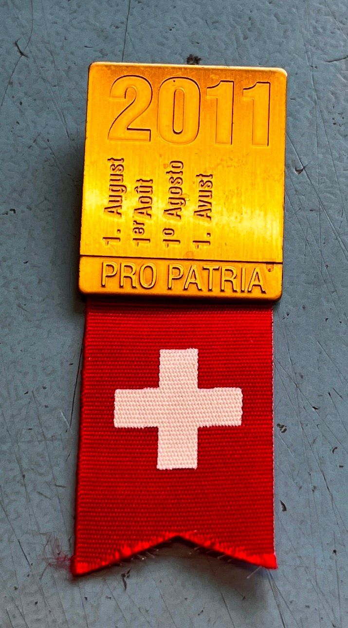 Swiss Placchette & Badge: 1 . Augustabzeichen 2011 – Usato da Obernau venduto da Wgnom