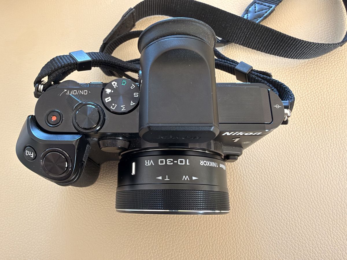 Nikon Fotocamera: Nikon 1V3 Set mit Ledercase und OVP – Usato da Winterthur venduto da R2D_Y7C 3