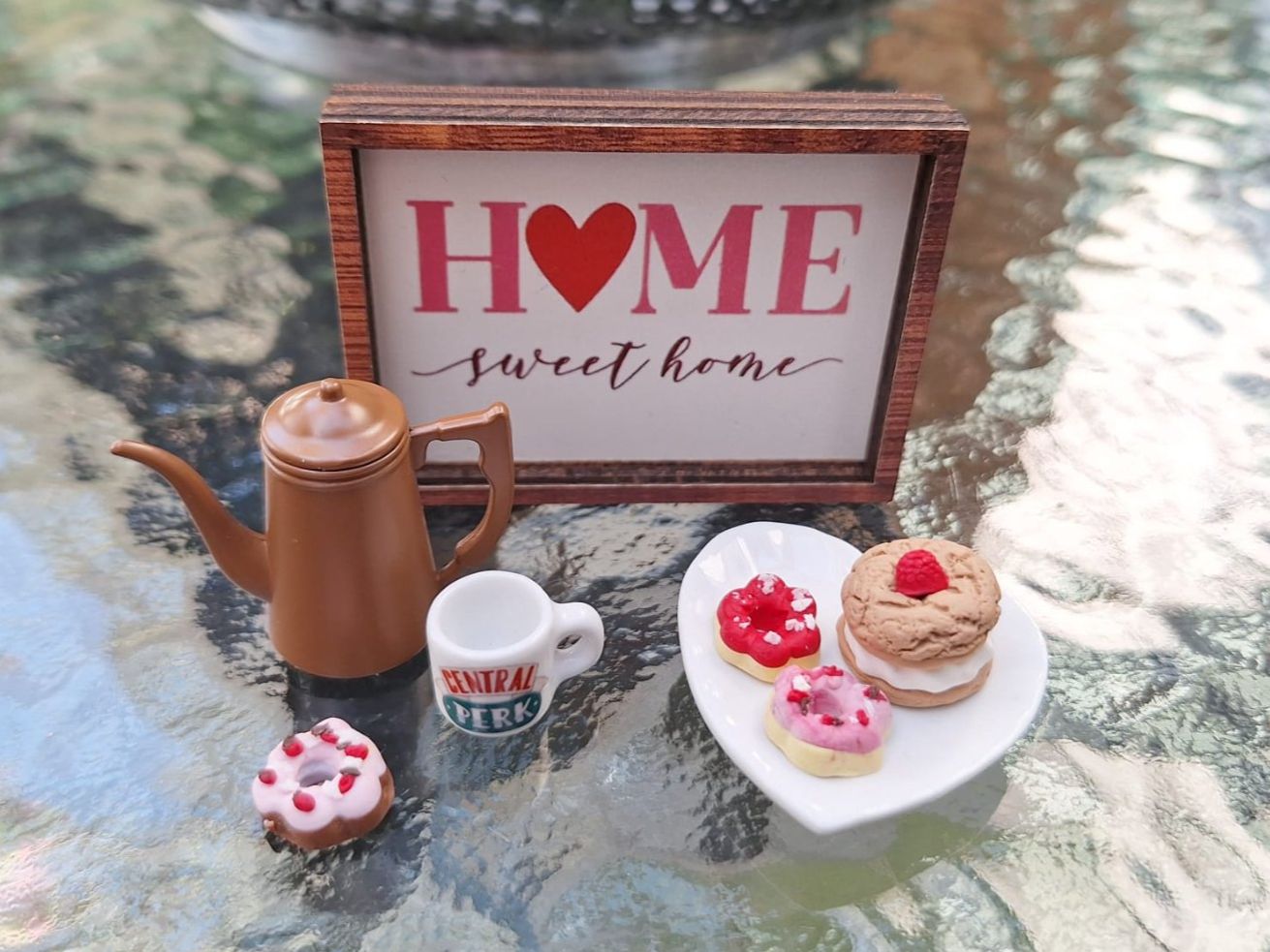 Case e mobili per bambole: Handmade Dessert mit Kaffe Set, Central Perk Tasse – Nuovo (secondo la descrizione) da Zürich venduto da HandmadeTinyFood 2
