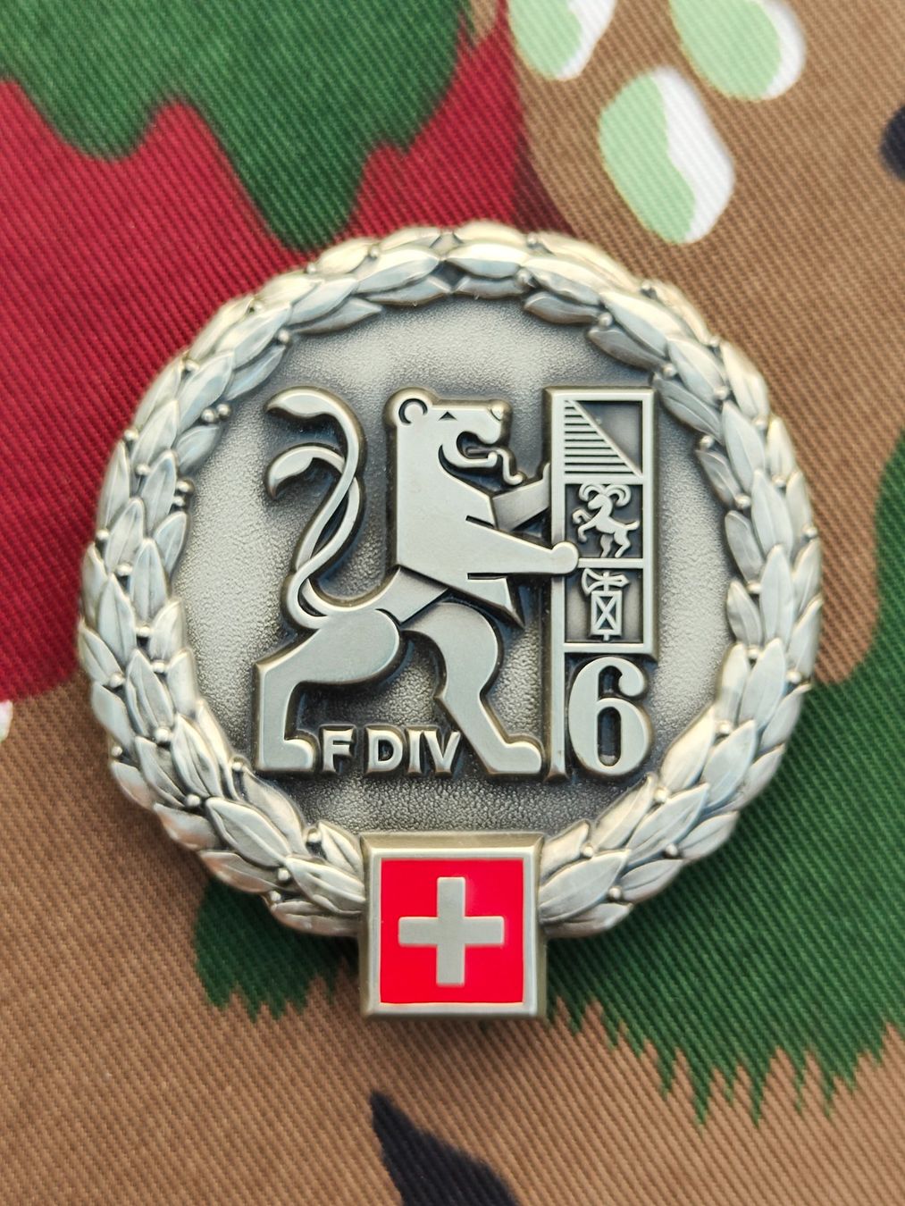 Placchette & Badge: Béretemblem Felddivision 6, Variante 2 – Usato da Bauma venduto da SwissMilitaria