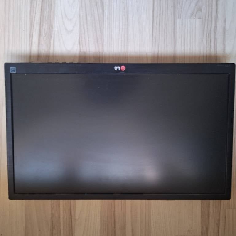 LG Monitor: 3 LED Monitore neuwertig – Usato da Ermatingen venduto da arr_7yxq 2