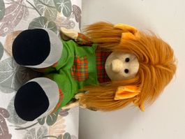 Handpuppe Troll Figur mit orangen Haaren und Latzhose