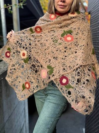 Brauner Mohairschal mit Blumen-Motiven