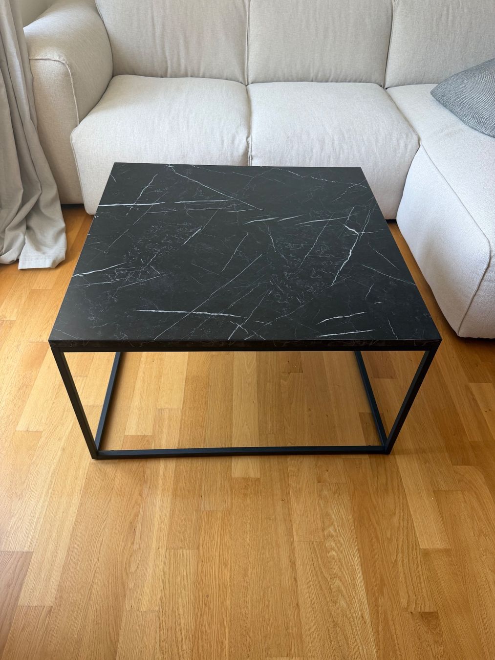 Tische: Moderner Couchtisch in schwarzer Marmoroptik – Gebraucht aus Zürich von Sydney20011 2
