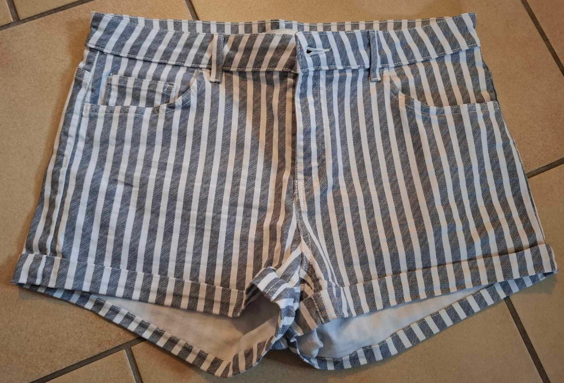 H&M Hosen: Short rayé H&M – Neu (gemäss Beschreibung) aus Arnex-sur-Orbe von kprt