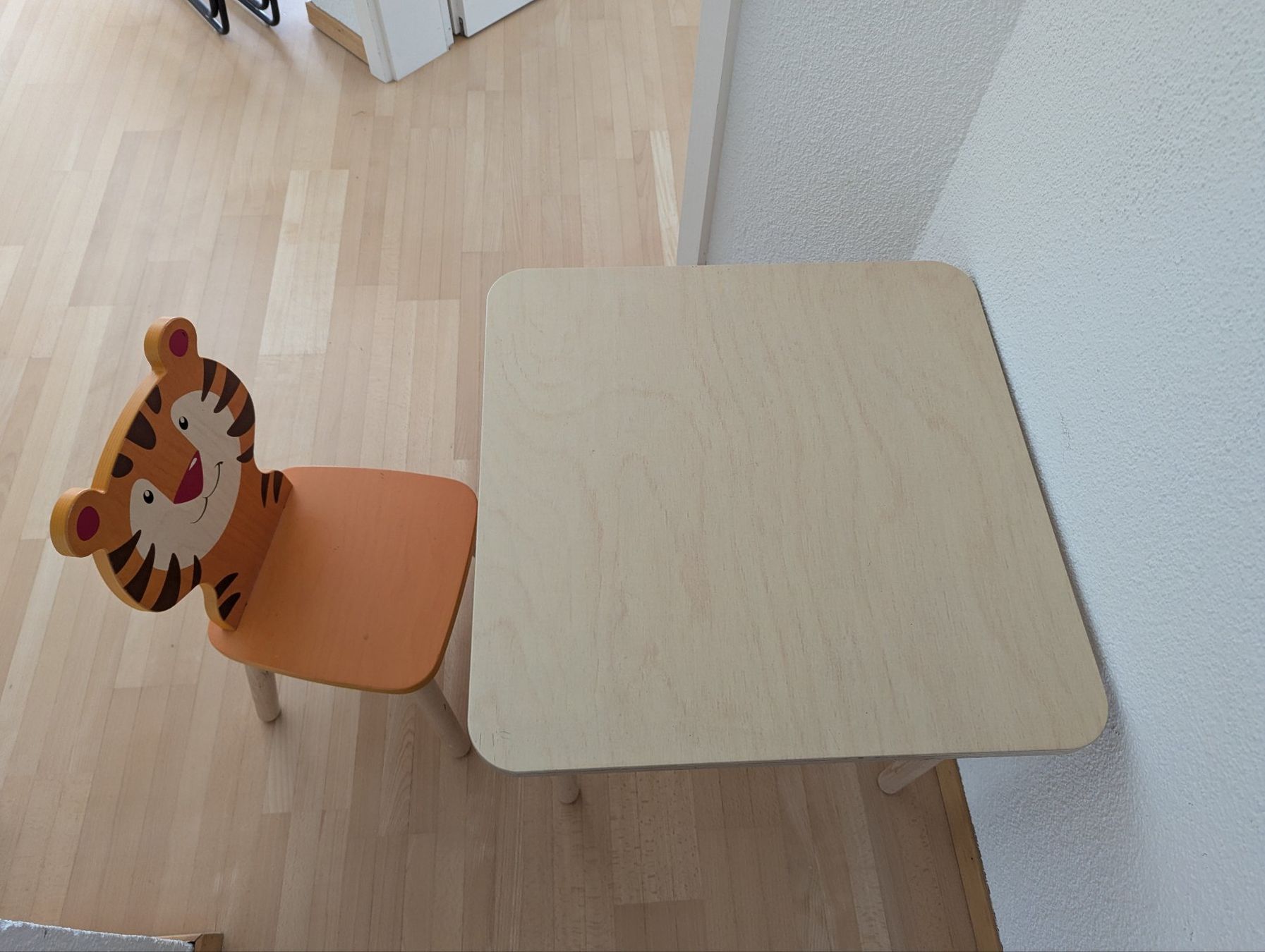 Bureaux: Weizenkorn Kindertisch quadratisch mit Kinderstuhl – D'occasion à Thal par Levin3