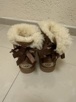 Stiefel UGG braun mit Schleifen 22