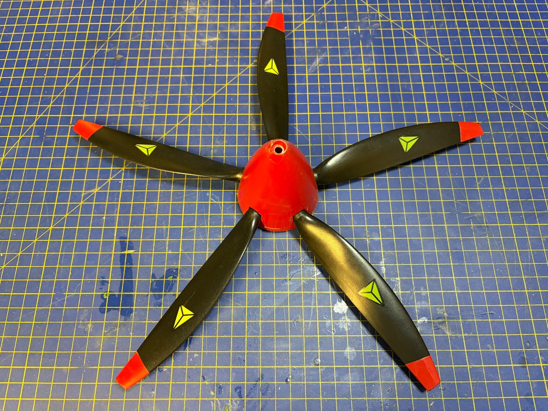 RC Modellbau: Propeller Modellflugzeug 5-Blatt rot schwarz – Gebraucht aus Glattbrugg von Olio7